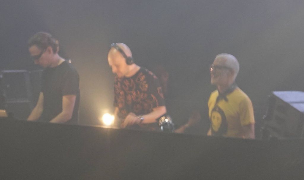 a rare sight, all 3 DJs