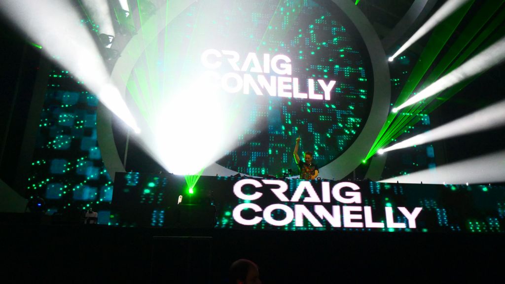 and somehow Craig Connelly got the 04:30-05:30 slot. A bit late, but he did another lovely set