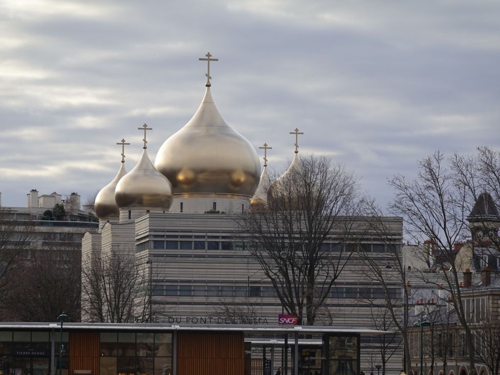 while changing RER, you have to cross the seine on foot, and the orthodox church happened to be open