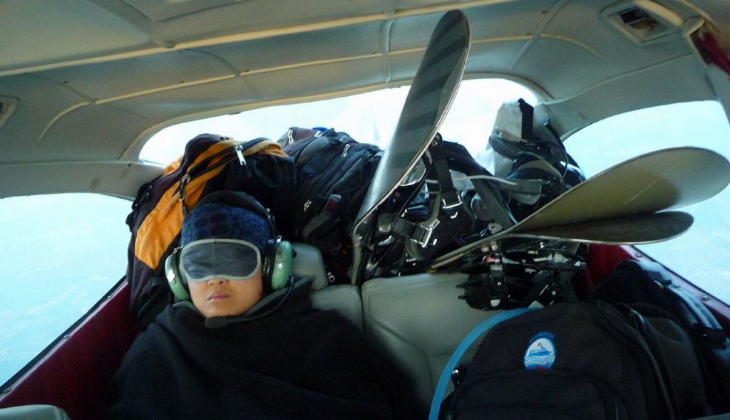 plane was quite loaded, getting the snowboards in was 'fun' :)