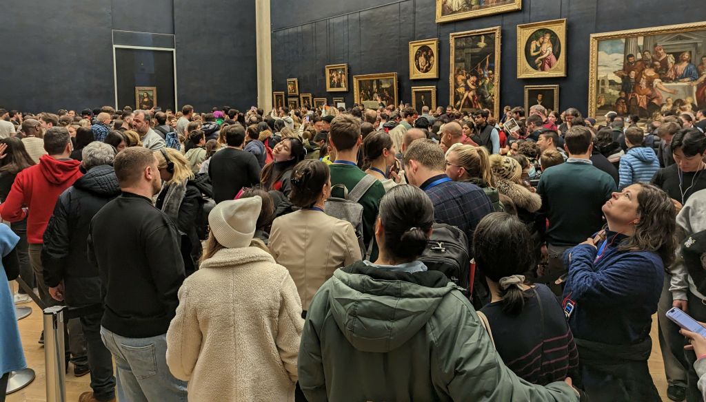 the room with Mona Lisa was packed with people trying to take selfies