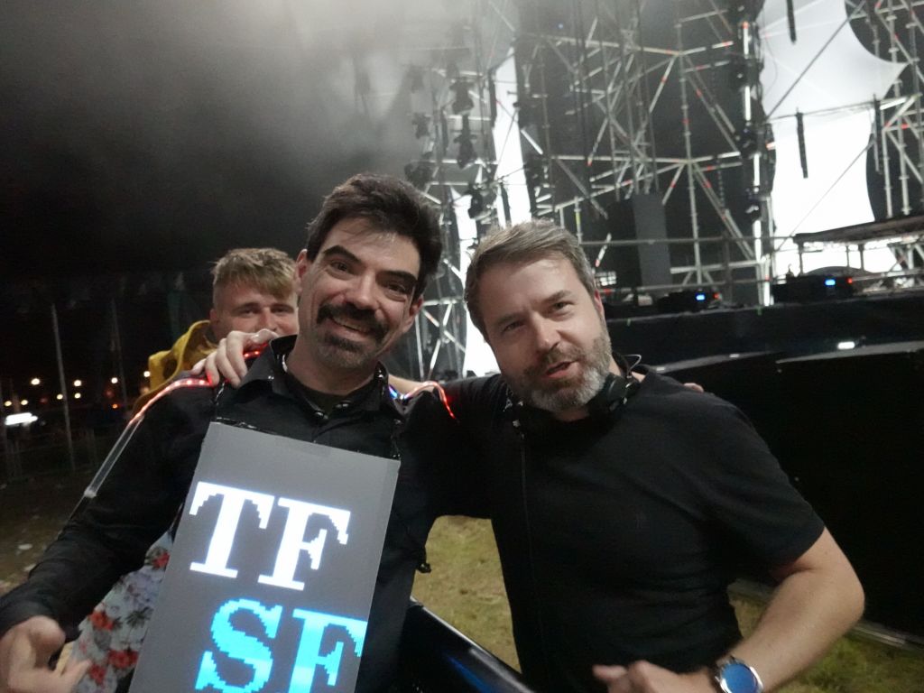 he nicely came down to see us after his set, thanks Lange