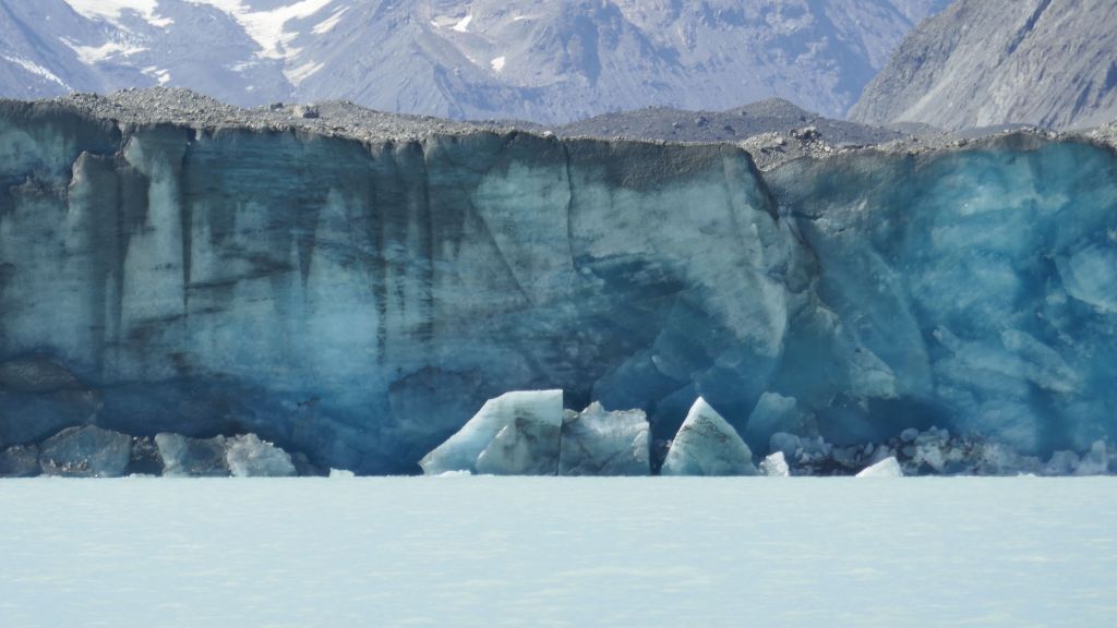 that's what the glacier actually looks like at the point it breaks into icebergs