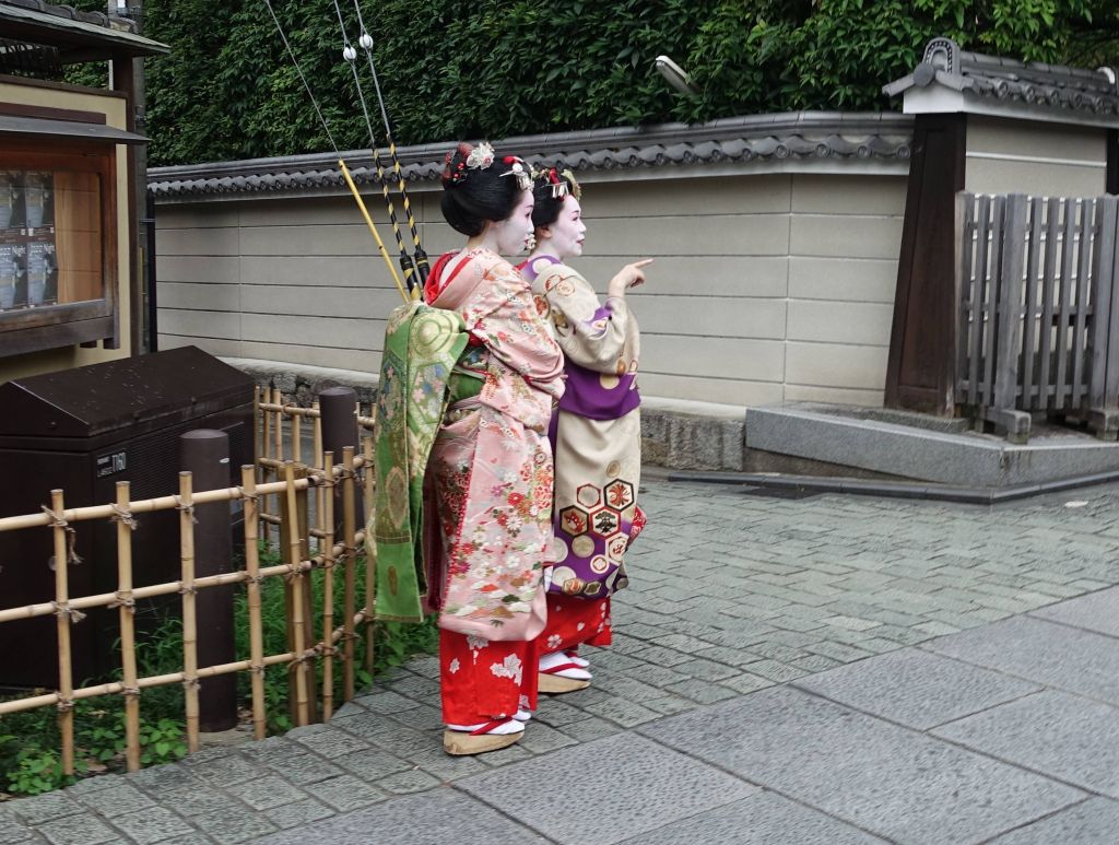 we were lucky enough to see our first real geishas in the wild :)