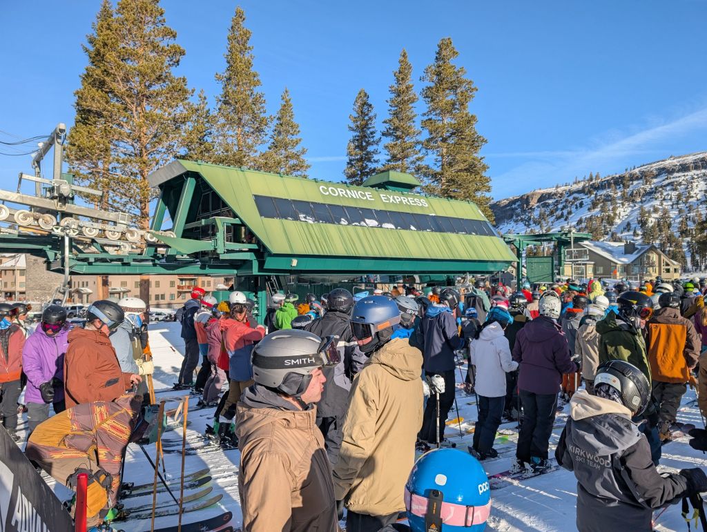 Cornice opened on tim (09:00), reasonable line of people wanting freshies