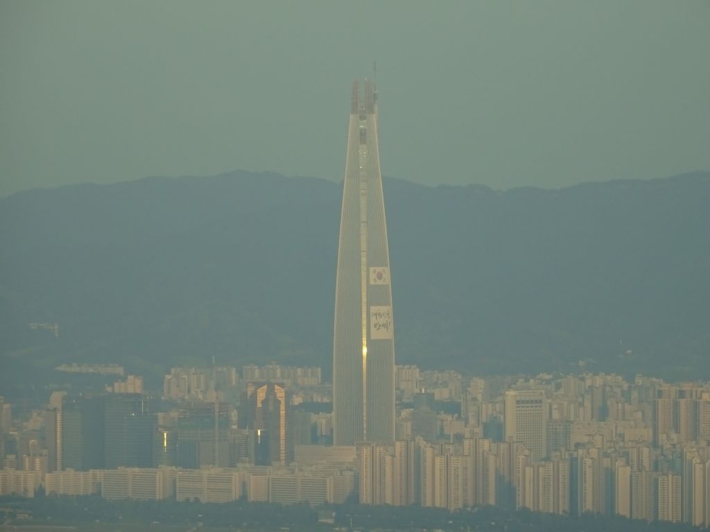 the new lotte tower that is being built