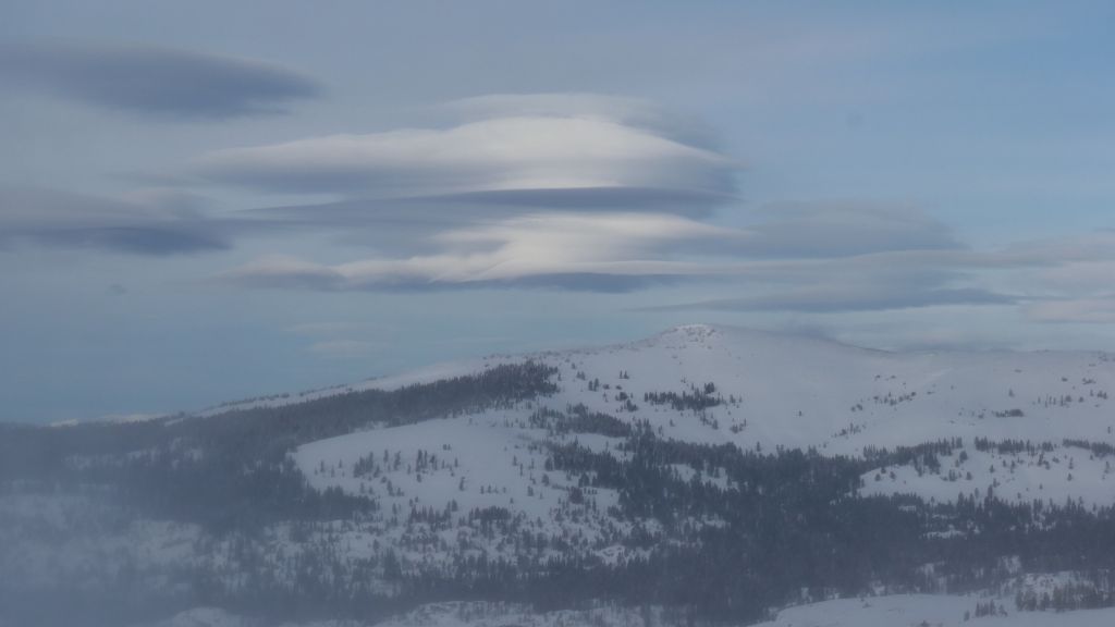 lenticular cloud, showing the strong winds