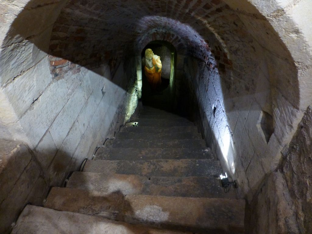secret underground passage to the chateau d'amboise 