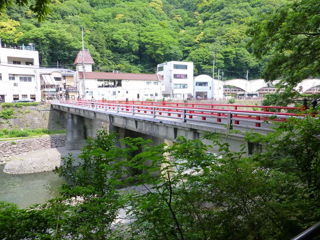 back across the river flowing from Hakone to get to the HakoneYumoto train station towards Gora