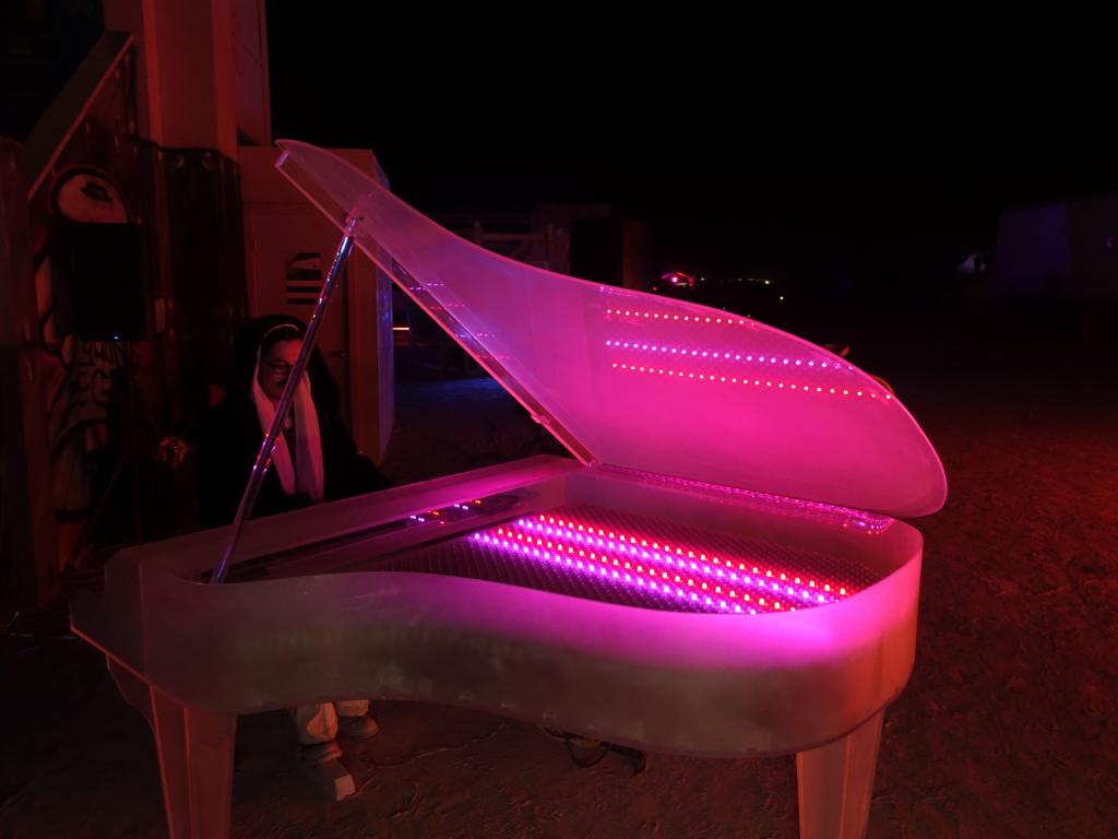 7406 - Temple Silent n LED Piano